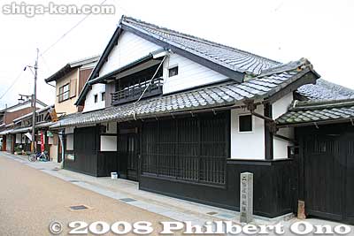 Site of the Waki Honjin, used as a secondary Honjin when the Honjin was already occupied. If two daimyo lords were staying in town at the same time, the higher-ranked lord would stay at the Honjin. 脇本陣
Keywords: shiga koka tsuchiyama-cho tsuchiyama-juku tokaido station shukuba post stage town honjin lodge
