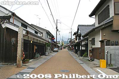 Old Tokaido Road in Tsuchiyama-juku. The asphalt is dirt-brown and the houses along the road is a mixture of traditional and modern ones. [url=http://goo.gl/maps/XAN9k]MAP[/url]
Keywords: shiga koka tsuchiyama-cho tsuchiyama-juku tokaido station shukuba post stage town