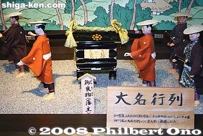 The daimyo himself travels in a palanquin. These processions helped to develop the towns and roads to and from Edo. It also helped to spread Edo culture to the provinces.
Keywords: shiga koka tsuchiyama-cho tsuchiyama-juku tokaido station shukuba post stage town museum