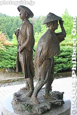 Statue of travelers at Tsuchiyama Folk History Museum
Keywords: shiga koka tsuchiyama-cho tsuchiyama-juku tokaido station shukuba post stage town museum