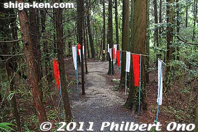 From the road, the path to the waterfall is very short, lined with banners written with the names of ascetic pilgrims who came to pray or practice at the waterfall.
Keywords: shiga konan fudonotaki waterfall mikumo