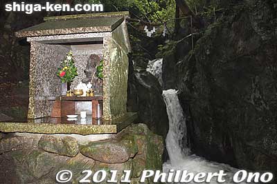 Altar for Fudo-Myo-o.
Keywords: shiga konan fudonotaki waterfall mikumo
