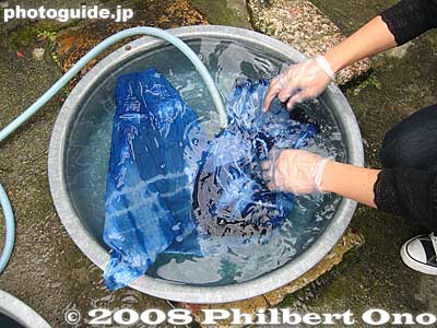 After the indigo dip, water washed the handkerchief.
Keywords: shiga konan indigo dyeing fabrics textiles blue shigabestbunka
