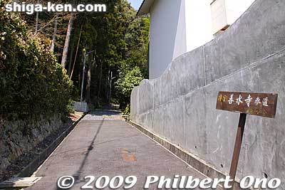 Sign points the way to Zensuiji.
Keywords: shiga konan zensuiji tendai buddhist temple national treasure 