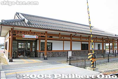 The Amago Station building is called the Amago Community House. Built in Nov. 2003, it's still quite new, but looks under used.
Keywords: shiga kora-cho town amago train station ohmi railways