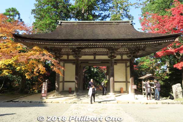 Nitenmon Gate (rear).
Keywords: shiga kora saimyoji tendai temple autumn foliage leaves maple momiji