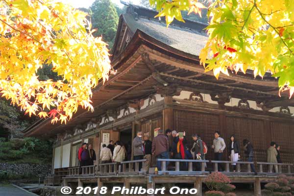 In 1571, Oda Nobunaga ordered Saimyoji to be burned down right after torching Enryakuji on Mt. Hiei. Fortunately, this Kamakura-Period main hall and the pagoda survived. 
Keywords: shiga kora saimyoji tendai temple autumn foliage leaves maple momiji