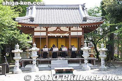 The shrine's Haiden Hall was used as an entertainment stage during the Takatora Summit in Kora.
Keywords: shiga kora-cho takatora summit festival 