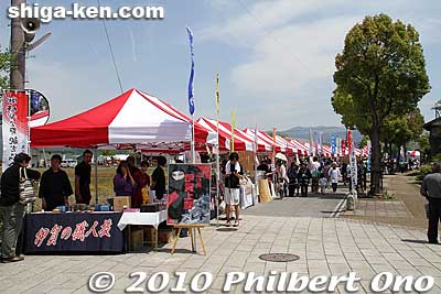 The road near Takatora Park was lined with souvenir booths and food stalls.
Keywords: shiga kora-cho takatora summit festival 