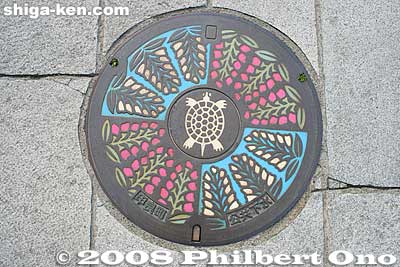 Kora town manhole with a wisteria design taken from Zaiji Hachiman Shrine, Shiga Pref.
Keywords: shiga kora-cho zaiji hachiman jinja shrine manhole shigamanhole