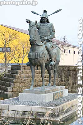 Statue of Lord Todo Takatora (in Kora, Shiga Prefecture) who became the 11th lord of Tsu Castle (Mie Pref.) in 1608. Behind it is the Takatora Waterfall.
Keywords: shiga kora-cho town zaiji takatora park samurai japansamurai japansculpture