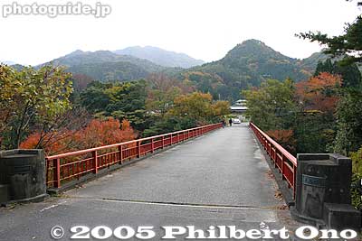 Echibashi Bridge over Echi River. Nice views of the river can be had from this bridge.
Keywords: shiga prefecture higashiomi eigenji Eigenjifall autumn zen rinzai temple