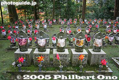 1000 Jizo statues. On Aug. 9, the Jizo statues are lit with candles.
Keywords: shiga prefecture hatasho-cho koto sanzan kongorinji temple fall autumn colors kotosanzan