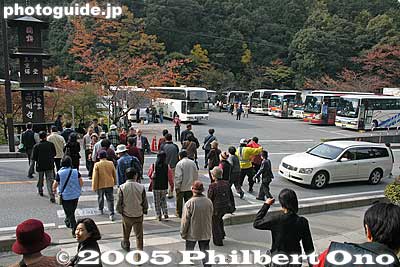 Tourists come by the busloads
Keywords: shiga prefecture kora-cho koto sanzan saimyoji temple fall autumn colors kotosanzan