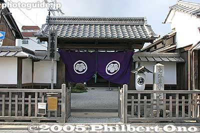Kusatsu-juku Honjin entrance. This Honjin in Kusatsu is a very impressive example of traditional architecture. It is designated as a National Historical Place. It underwent a complete renovation and reconstruction during 1989 to 1995. Admission 200 yen.
Keywords: shiga prefecture kusatsu honjin tokaido stage town