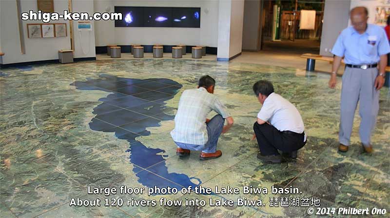 Gallery C - Large floor photo of the Lake Biwa basin. About 120 rivers flow into Lake Biwa. 琵琶湖盆地
Keywords: shiga kusatsu karasuma peninsula lake biwa museum aquarium fish