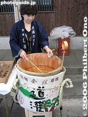 Serving free sake.
Keywords: shiga kusatsu shukuba matsuri festival japandrink
