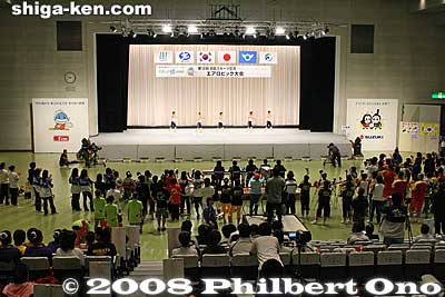 Inside the hall with the aerobics competition which started at 9:30 am on Oct. 20, 2008. The hall was filled with energy and cheering. Thirty-nine teams of 3 to 5 people competed, totalling about 190 competitors. Three South Korean teams also competed.
Keywords: shiga maibara sports recreation 2008 spo-rec aerobics tournament competition 