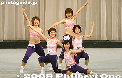 Each team had to have 3 to 5 people performing 90 sec. to 120 sec. long. The routine was required to include jumping jacks, kicks, and push ups.
Keywords: shiga maibara sports recreation 2008 spo-rec aerobics tournament competition women girls athletes