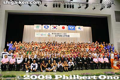 After the aerobics performances, there was a one-hour lunch break at noon, and a group picture-taking session of all the aerobics teams and officials.
Keywords: shiga maibara sports recreation 2008 spo-rec aerobics tournament competition women girls athletes