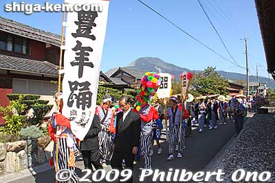 The Asahi Honen Taiko Odori start walking from the Asahi neighborhood near Hachiman Shrine.
Keywords: shiga maibara taiko odori dancers drum 