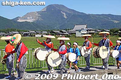 Asahi Honen Taiko Odori dancers and Mt. Ibuki in Maibara, Shiga.
Keywords: shiga maibara taiko odori dancers drum ibuki matsuri10 shigabestmatsuri