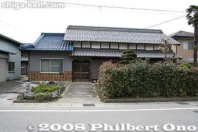 Site of the Honjin, the town's most exclusive inn for daimyo lords and other VIPs. This is not the original building. Just a private house. Near the Waki Honjin. 本陣跡
Keywords: shiga maibara bamba-juku banba nakasendo post stage town station shukuba