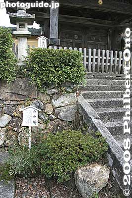 On the left of the Sanmon Gate is the "River of Blood." When Hojo Nakatoki and 430 of his men slit themselves on May 9, 1333, the blood became a river flowing here. It was during the Genko War when the Emperor Go-Daigo fought the Kamakura shogun
Keywords: shiga maibara bamba-juku banba nakasendo post stage town station shukuba jodo-shu buddhist rengeji temple