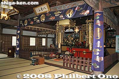 Inside Rengeji Hondo Hall, main altar at the center. 蓮華寺　本堂
Keywords: shiga maibara bamba-juku banba nakasendo post stage town station shukuba jodo-shu buddhist rengeji temple