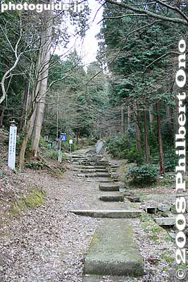 A few steps up a slope.
Keywords: shiga maibara bamba-juku banba nakasendo post stage town station shukuba jodo-shu buddhist rengeji temple graves