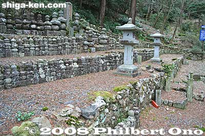 Over 430 gravestones. Hojo Nakatoki and his men were besieged in Bamba by Southern Imperial Court forces. They fought back, but lost and slit their bellies in front of Rengeji's Hondo main hall.
Keywords: shiga maibara bamba-juku banba nakasendo post stage town station shukuba jodo-shu buddhist rengeji temple graves