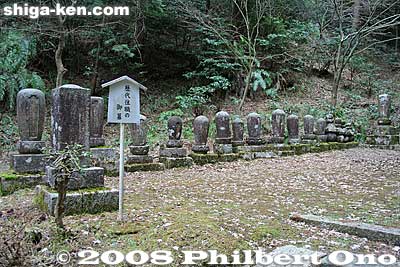 Graves of previous temple priests.
Keywords: shiga maibara bamba-juku banba nakasendo post stage town station shukuba jodo-shu buddhist rengeji temple graves