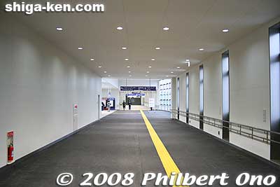 Corridor toward the east exit. White walls galore. There were plans for Hiro Yamagata, a famous artist from Maibara, to paint the walls here, but they never materialized due to the cost.
Keywords: shiga maibara station train tokaido line