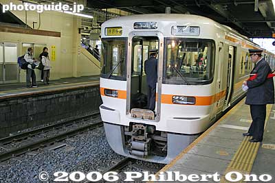 1. Joining train cars on the Tokaido Line, Maibara Station.
Keywords: shiga maibara station train tokaido line 