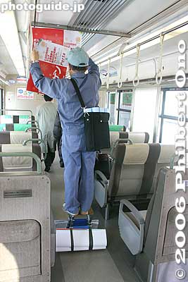 Changing the ads inside the train.
Keywords: shiga maibara station train tokaido line 