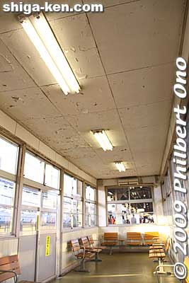 Waiting room on the platform. It had peeling paint.
Keywords: shiga maibara station old 