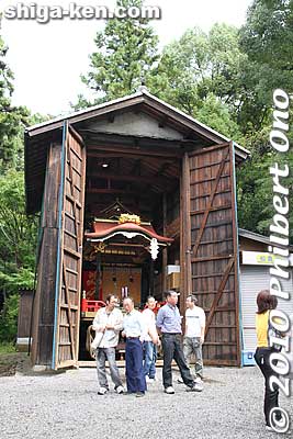 Near Yutani Shrine is a storehouse for the third hikiyama float (Shoouzan 松翁山). Every year, two of the three floats take turns to appear in the festival. Each float represents a neighborhood in Maihara.
Keywords: shiga maibara hikiyama kabuki floats matsuri festival boys