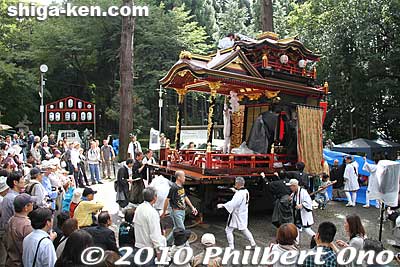 The float is about 5.6 meters high. Maibara Hikiyama Matsuri, Shiga. 壽山
Keywords: shiga maibara hikiyama kabuki floats matsuri10 festival boys
