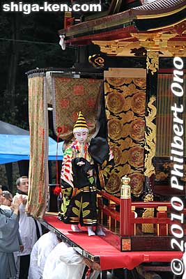 Finally, the kabuki performance started. Show time was 12:15 pm here at Yutani Shrine, but it was delayed by over an hour due to rain. This is the Juzan float from Minamimachi. 壽山
Keywords: shiga maibara hikiyama kabuki floats matsuri festival boys