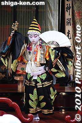 Sanbaso dancer performs first.
Keywords: shiga maibara hikiyama kabuki floats matsuri festival boys