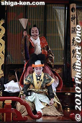 Six boys perform in this play.
Keywords: shiga maibara hikiyama kabuki floats matsuri festival boys 
