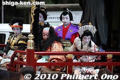 The kabuki actors ride the float.
Keywords: shiga maibara hikiyama kabuki floats matsuri festival boys 
