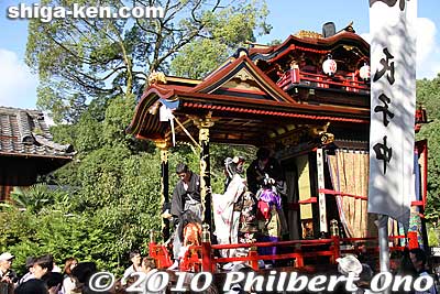 At the shrine exit, the float stops to unload the kabuki actors.
Keywords: shiga maibara hikiyama kabuki floats matsuri festival boys 