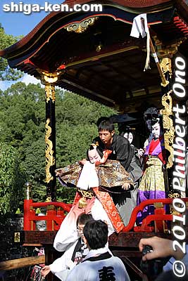 Unloading the kabuki actors from the hikiyama.
Keywords: shiga maibara hikiyama kabuki floats matsuri festival boys 