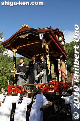 The hikiyama float is then pulled along the narrow road heading for the next location where it will perform again.
Keywords: shiga maibara hikiyama kabuki floats matsuri festival boys 