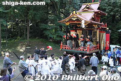 The second hikiyama is pulled into position at Yutani Shrine.
Keywords: shiga maibara hikiyama kabuki floats matsuri festival boys 