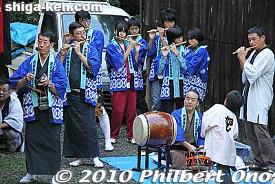 Flute players
Keywords: shiga maibara hikiyama kabuki floats matsuri festival boys 