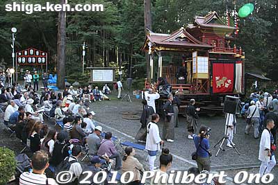 The second hikiyama called Asahiyama 旭山, starts its kabuki play.
Keywords: shiga maibara hikiyama kabuki floats matsuri festival boys 