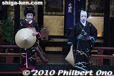 This play is performed by 5 boys.
Keywords: shiga maibara hikiyama kabuki floats matsuri festival boys 