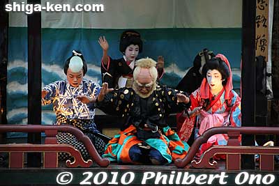 A bow at the end of the play.
Keywords: shiga maibara hikiyama kabuki floats matsuri festival boys 